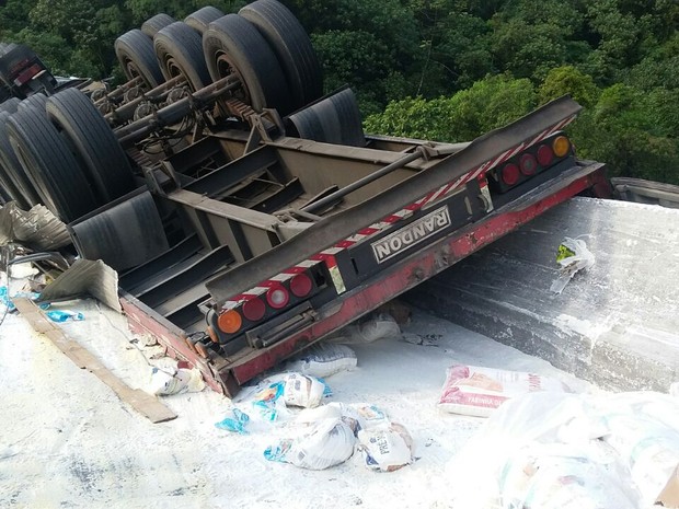 Acidente na BR-376 mata motorista de caminhão (Foto: Divulgação/ RPF)