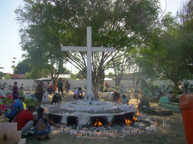 População acendem velas no cruzeiro do cemitério  (Foto: Gilcilene Araújo/G1)