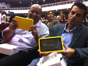 Professores do ensino médio do Distrito Federal receberam tablets nesta quarta-feira (22), no Centro de Convenções Ulysses Guimarães  (Foto: Káthia Mello/G1)