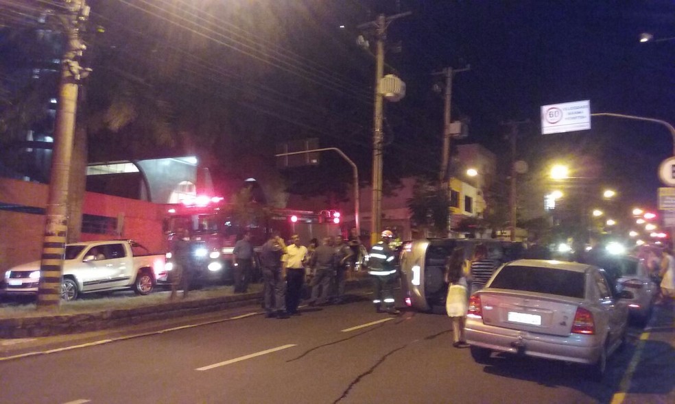 Trânsito na via foi interditado (Foto: Marinês Beraldo/Cedida)