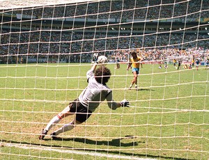 pênalti de Sócrates defendido pelo goleiro francês Joel Bats na Copa do México em 1986 (Foto: AFP)