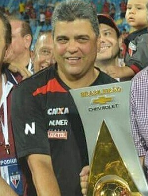 Marcelo Cabo com a taça de campeão da Série B do Brasileirão 2016 (Foto: Arquivo pessoal) Marcelo Cabo com a taça de campeão da Série B do Brasileirão 2016 (Foto: Arquivo pessoal)