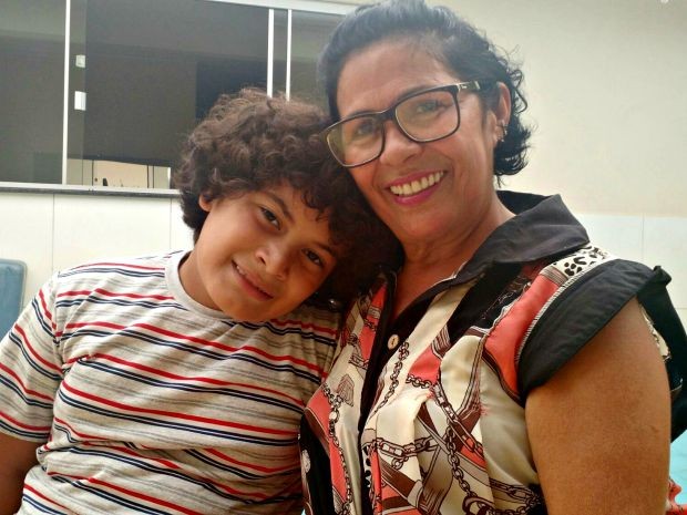 Haydée e o neto Cauã Batista, de 10 anos (Foto: Iryá Rodrigues/G1)