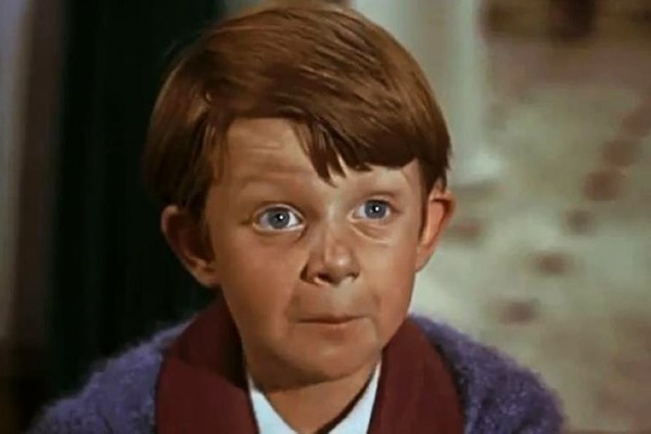 O intérprete do pequeno Michael de ‘Mary Poppins’, Matthew Garber, faleceu em 1977, aos 21 anos, após contrair hepatite em uma viagem à Índia e não conseguir retornar a Londres a tempo para se tratar (Foto: Divulgação)