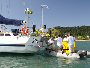 Aysso, barco da família, durante expedição (Foto: Divulgação/Schurmann)