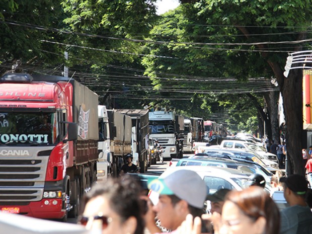 Aproximadamente 40 caminhões participaram do protesto dos caminhoneiros (Foto: Divulgação/ Hauney Malacrida e Douglas Farias/Jornal Noroeste)