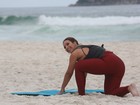 De roupa colada, Valesca Popozuda faz treino funcional em praia no Rio
