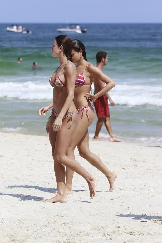 Thaila Ayala e Sophie Charlotte na praia da Barra (Foto: Dilson Silva / Agnews)