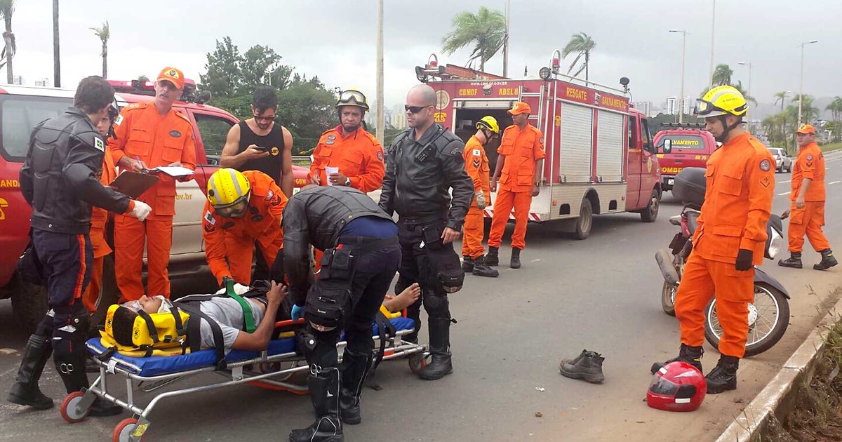 G1 Motociclista se fere em batida carro na EPTG no DF notícias