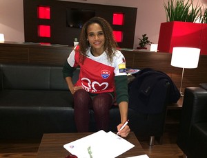 Alexandra Nascimento assina contrato com o Baía Mare