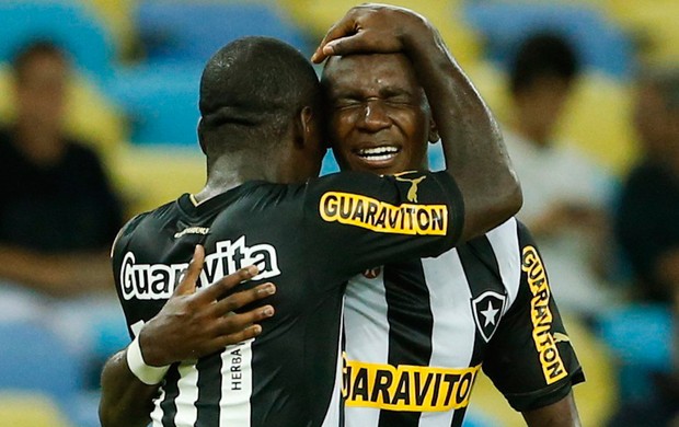 Hyuri e Seedorf gol Botafogo x Coritiba (Foto: Guito Moreto / O Globo)