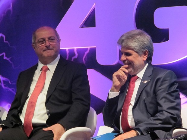 Paulo Bernardo e Antonio Carlos Valente, presidente da Telefônica Vivo  (Foto: Darlan Alvarenga/G1)