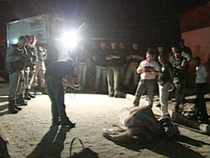Corpos esquartejados foram encontrados na comunidade Alvorada em João Pessoa (Foto: Reprodução/TV Cabo Branco) Corpos esquartejados foram encontrados na comunidade Alvorada em João Pessoa (Foto: Reprodução/TV Cabo Branco)