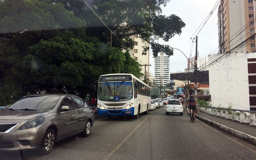 Apesar da paralisação, alguns ônibus circularam normalmente (Foto: Juliana Almirante/G1)