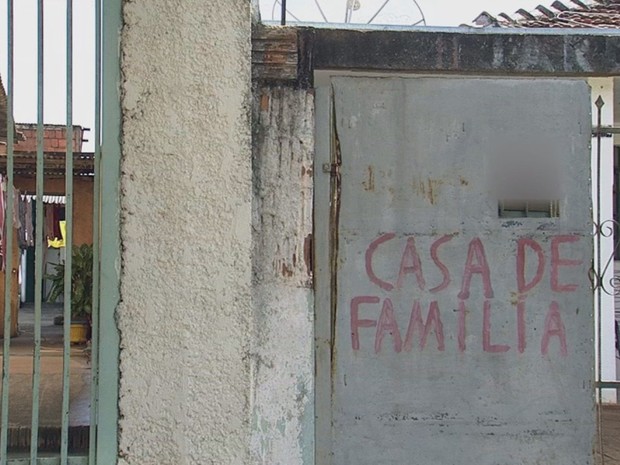Moradores escrevem 'casa de família' nos muros para evitar problemas (Foto: Reprodução / TV TEM) Moradores escrevem 'casa de família' nos muros para evitar problemas (Foto: Reprodução / TV TEM)