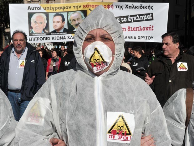 Ambientalistas gregos protestam contra a abertura de uma mina de ouro no país (Foto: Louisa Gouliamaki/AFP)