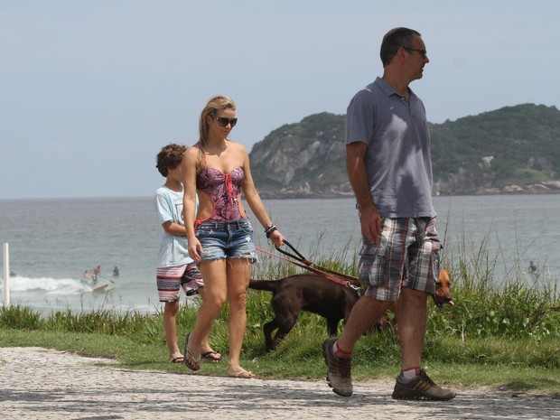 Christine Fernandes passeia com o marido, o filho e o cachorro (Foto: Wallace Barbosa / Agnews)