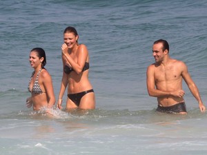 Roger Flores, ex de Deborah Secco, com nova namorada na praia (Foto: Marcos Ferreira / FotoRioNews)