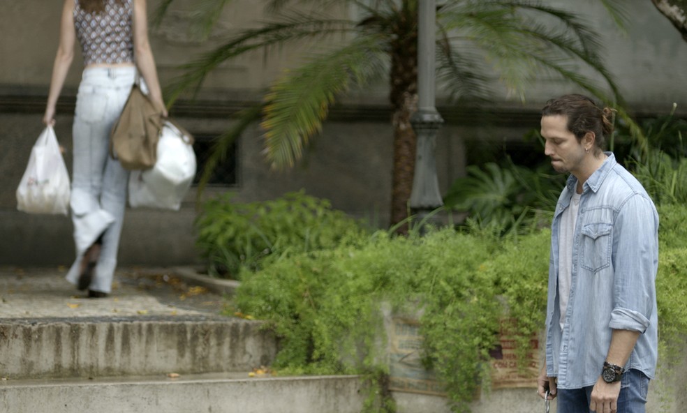 Júlia sai e deixa Gui sozinho  (Foto: TV Globo)