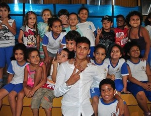 Neymar, em visita a uma instituição de educação infantil (Foto: Divulgação/Site oficial de Neymar)