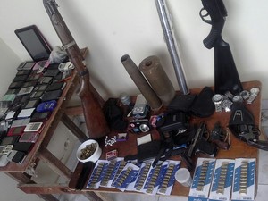 No local, Polícia apreendeu diversos tipos de armas e munições (Foto: Divulgação/Polícia Militar)