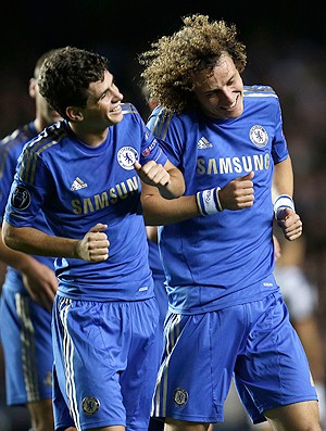 Oscar e David Luiz, Chelsea x Juventus (Foto: Agência AP)