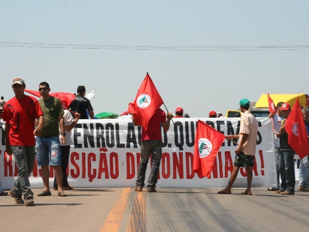 Manifestantes bloqueiam BR-364 em Ji-Paraná em protesto contra reforma agrária e transposição (Foto: Valéria Reis/G1)