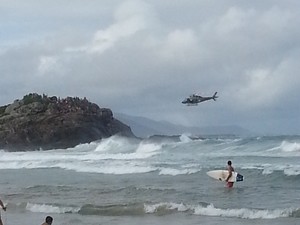 Buscas premilinares foram realizadas na Praia do Matadeiro, porém bombeiros cessaram procura porque não tinham informações consistentes (Foto: Bárbara Dias Lino / RBS TV)