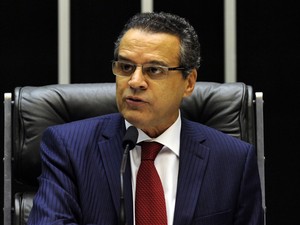 O presidente da Câmara, Henrique Alves (esq.) preside sessão em homenagem aos 30 anos da emenda Diretas Já (Foto: Luis Macedo / Agência Câmara)