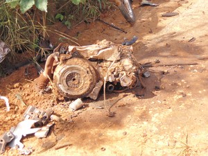 Motor da caminhonete foi arrancado e acabou no acostamento da pista (Foto: Patrícia Belo / G1)