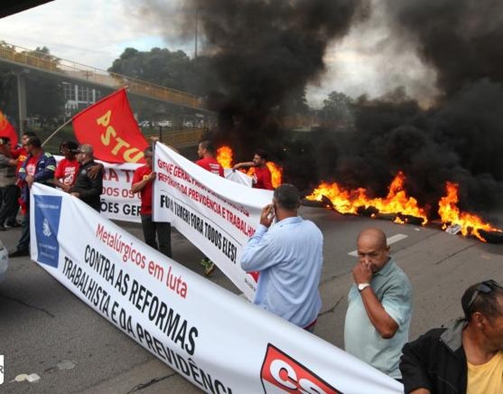 Manifestantes ateiam fogo e param a Dutra em São José (Foto: Divulgação/Sindicato dos Metalúrgicos)