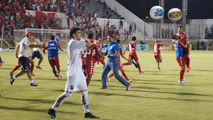 Roberto Fernandes - técnico do América-RN (Foto: Augusto Gomes/GloboEsporte.com)