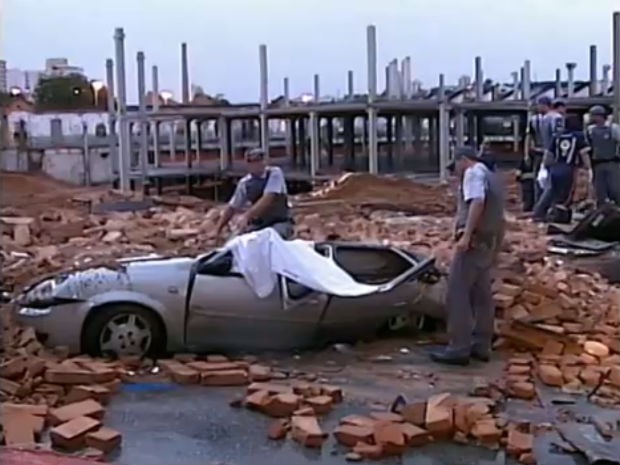 Carros foram esmagados no momento da queda do muro. (Foto: Reprodução/TV Tem)