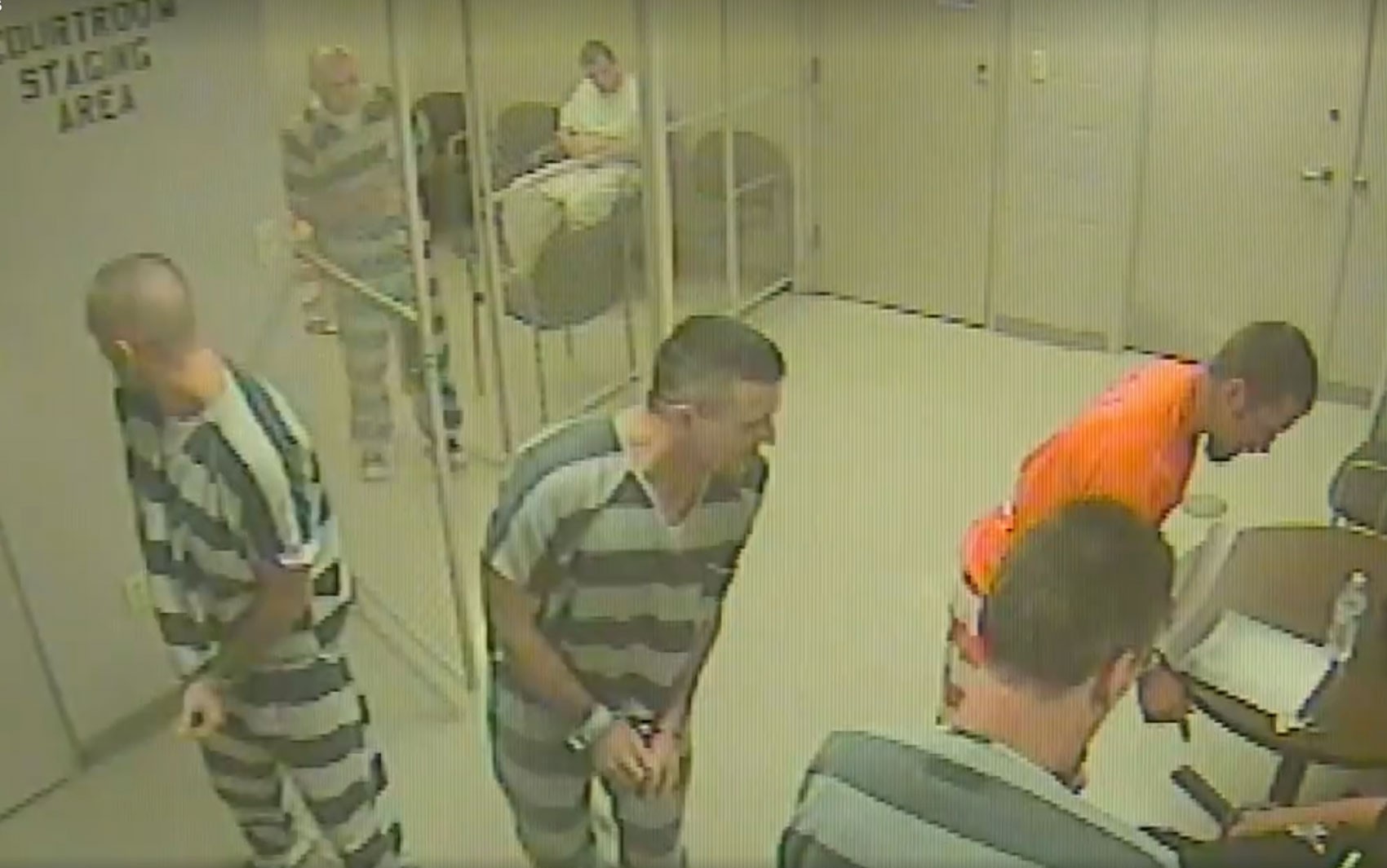 Presos conseguiram quebrar porta da cela e tentaram socorrer carcereiro, caÃ­do no canto direito da imagem (Foto: ReproduÃ§Ã£o/Facebook/WFAA-TV)