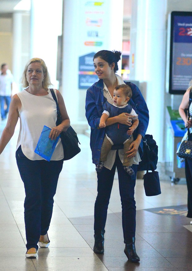Sophia Charlotte embarca com o filho no aeroporto Santos Dumont no Rio de Janeiro (Foto: AgNews)