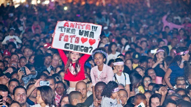 Fãs levaram cartazes para Anitta (Foto: Divulgação/ Globo)
