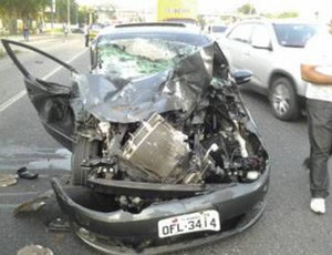 Carro de Alan Fonteles ficou quase totalmente destruído pela batida (Foto: Gustavo Pêna/GLOBOESPORTE.COM)