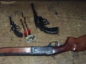 Os policiais localizaram três armas de fogos e várias munições na casa do suspeito (Foto: Jaru Notícia/Reprodução)