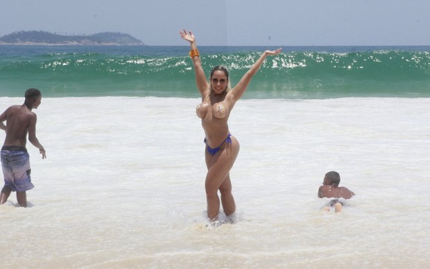 Renata Frisson, a Mulher Melão, foi à praia de Ipanema saber a opinião dos banhistas sobre a legalização do topless (Foto: Isac Luz/EGO)