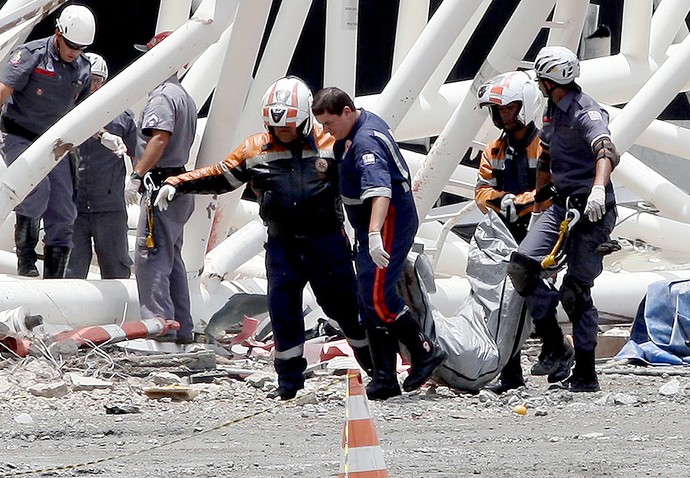 acidente estádio Corinthians obras corpo (Foto: AFP PHOTO/LANCEPRESS)