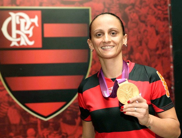 Fabi no Flamengo com a medalha olímpica (Foto: Fernando Azevedo / Fla Imagem)