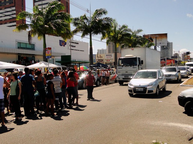 Estudantes que se sentiram prejudicados protestaram na Av. Eng. Roberto Freire (Foto: Ricardo Araújo/G1)