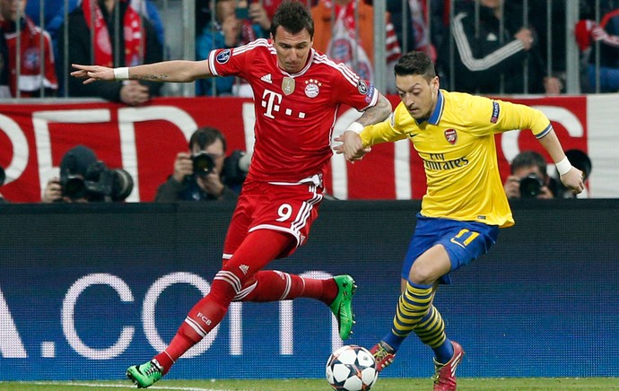 Mandzukic e Ozil, Bayern de Munique x Arsenal (Foto: AP)