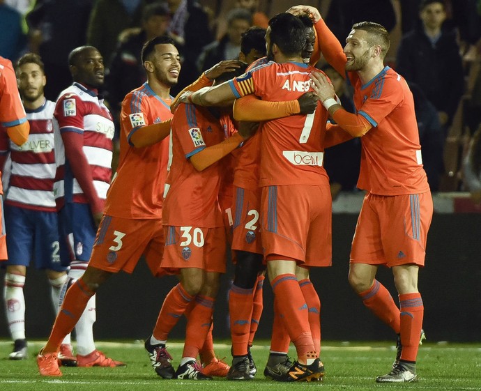 Jogadores do Valencia comemoram gol de Zahibo contra o Granada (Foto: EFE)