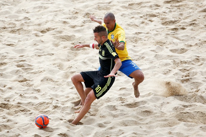 Gabriel marca de perto Llorenç, camisa 10 da Espanha, na difícil vitória, em Espinho (Foto: FIFA/Getty Images) Gabriel marca de perto Llorenç, camisa 10 da Espanha, na difícil vitória, em Espinho (Foto: FIFA/Getty Images)