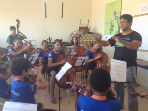 Maestro ensina técnicas estrumentais em Ji-Paraná (Foto: Valéria Reis/G1)