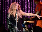 Sem perder o estilo: Mariah Carey faz show com tipoias customizadas