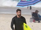 Cauã Reymond mostra habilidade e 'voa' em mais um dia de surfe