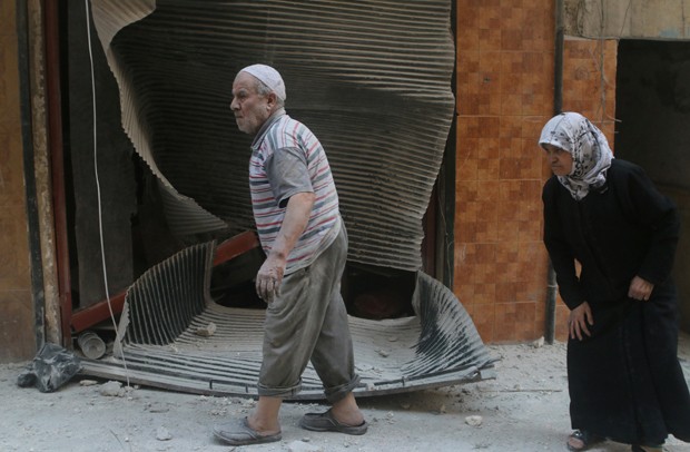 Casal de idosos é visto no distrito de Al-Sukari, em Aleppo (Foto: Abdalrhman Ismail/Reuters)