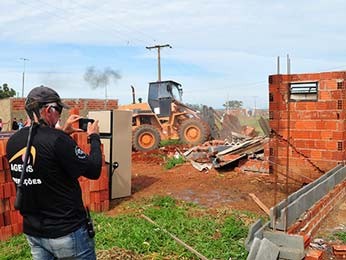 G1 Operação derruba casas construídas em área irregular de Ceilândia